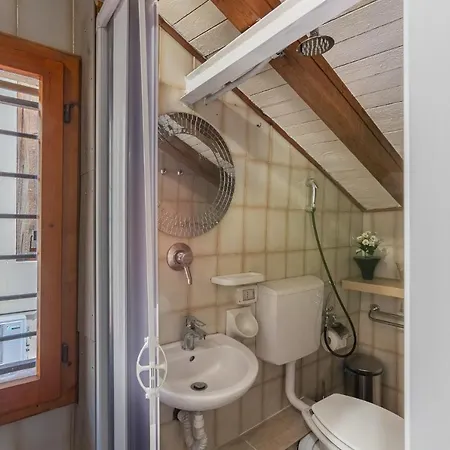 Guesthost - Aposa Little House