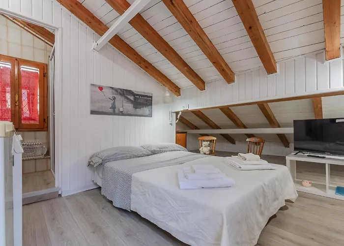 Guesthost - Aposa Little House